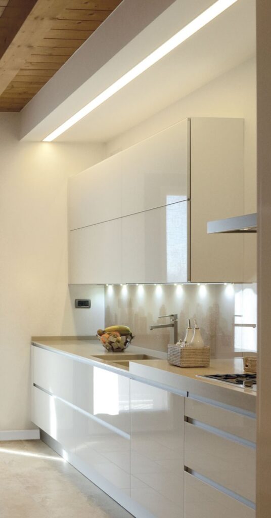 Elegante ristrutturazione minimalista - cucina con arredi su misura in linee pulite e materiali naturali, Tempora Arredamenti