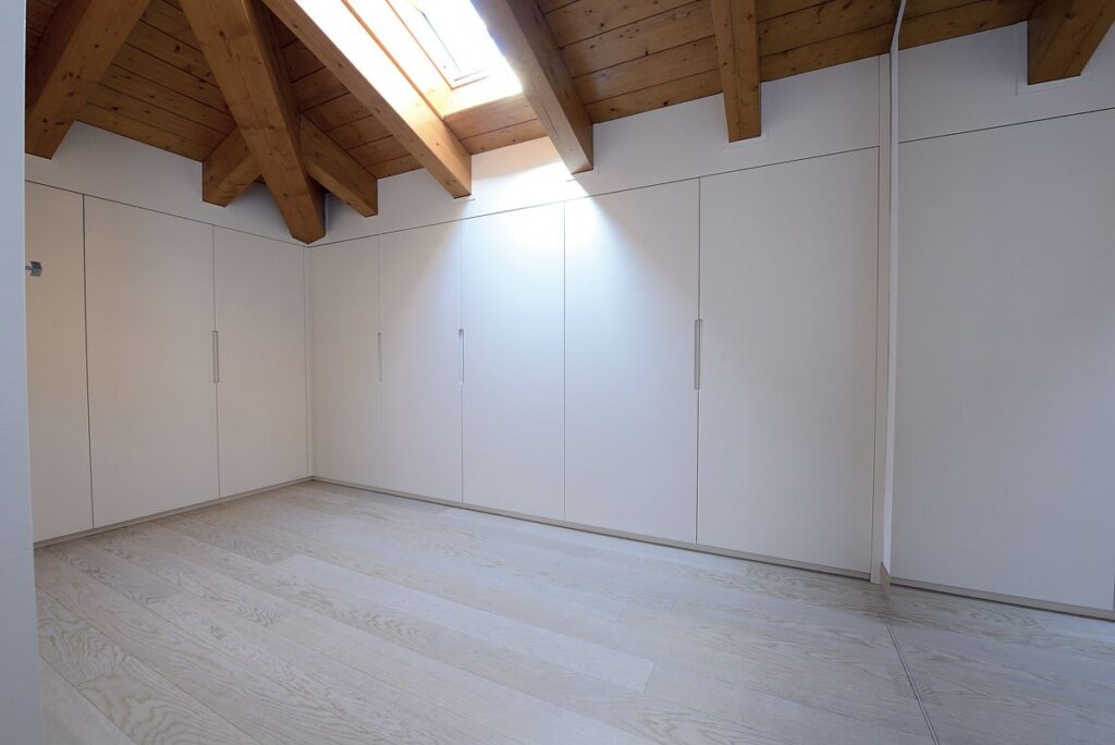 Elegante ristrutturazione minimalista - armadiature su misura con design essenziale, Tempora Arredamenti