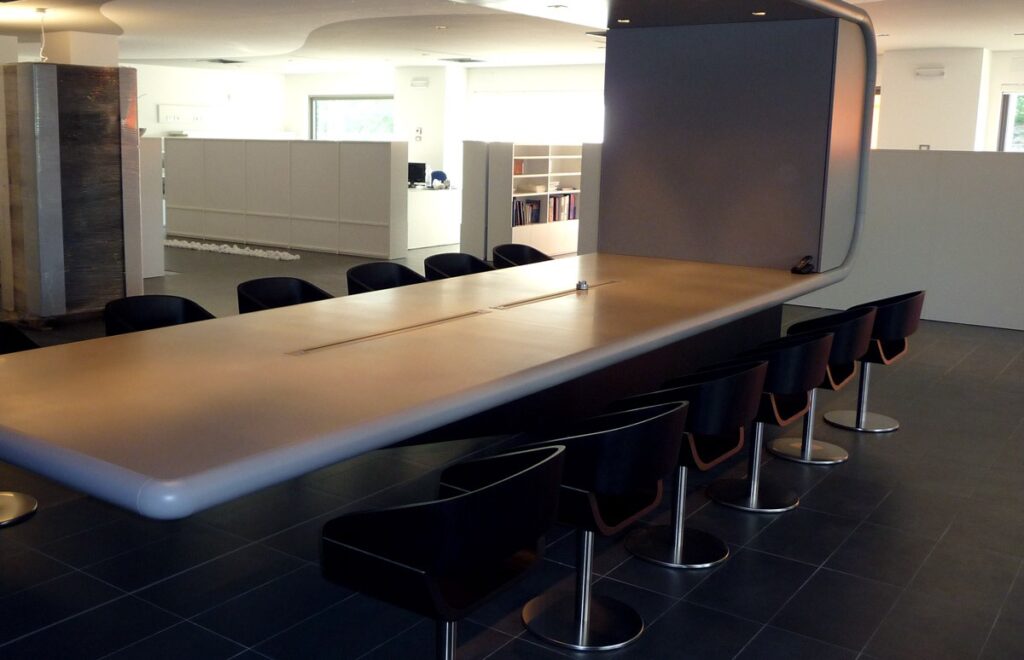 Ufficio del futuro - sala riunioni con arredi su misura che integrano tecnologia e design, Tempora
