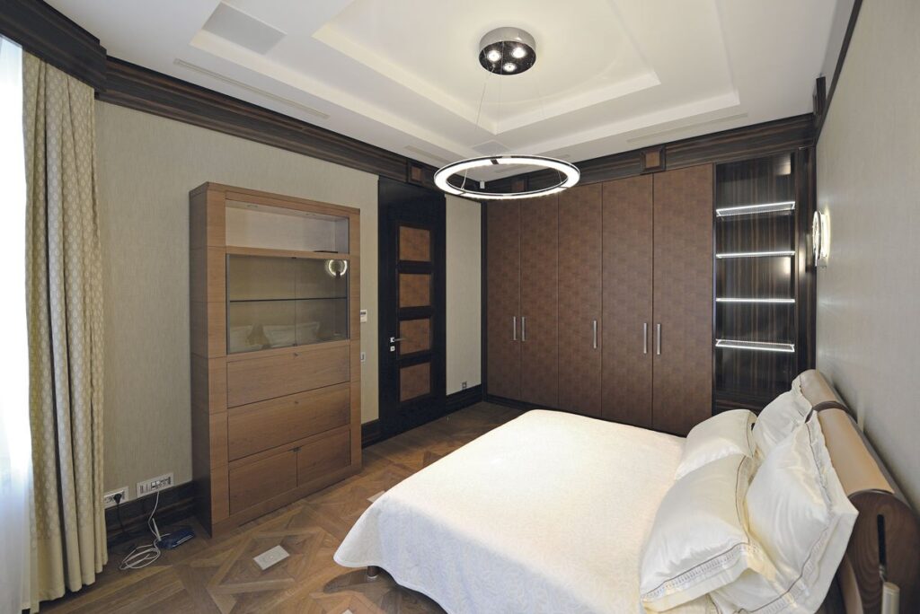 Flat 17 Mosca - camera da letto con arredi su misura materici e finiture opache, Tempora Arredamenti