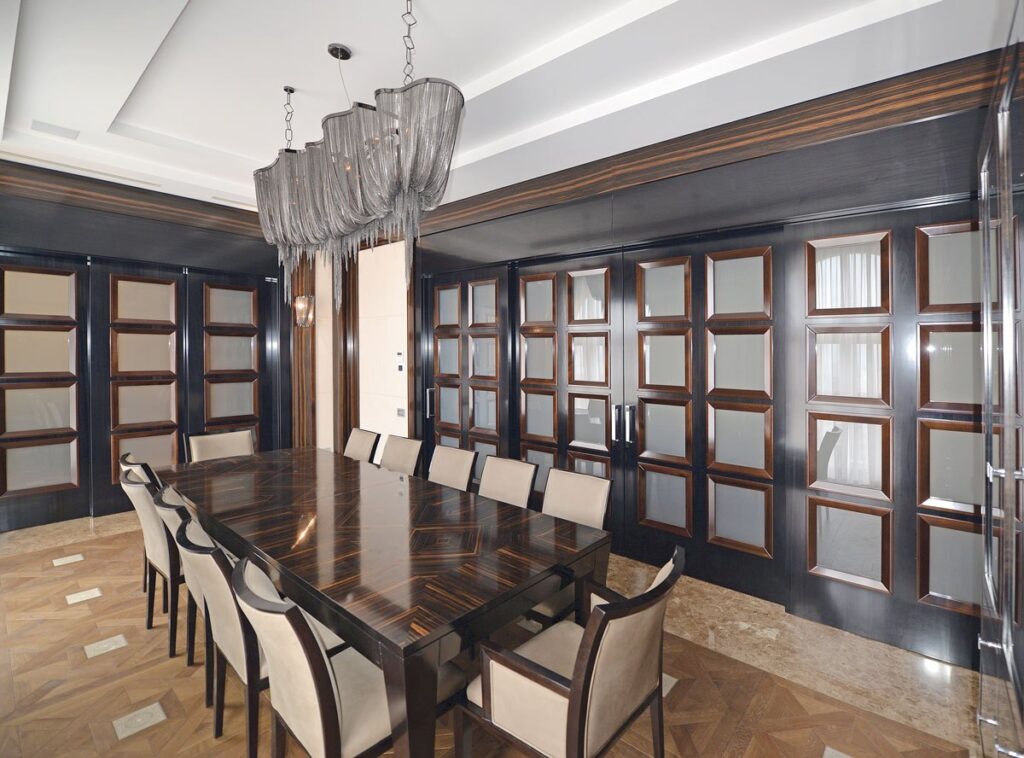 Flat 17 Mosca - zona pranzo con arredi su misura in ciliegio thermowood e forme rigorose, Tempora