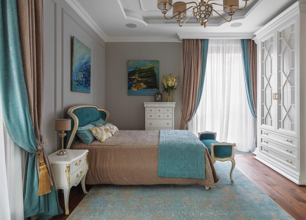 Appartamento romantico eclettico - camera da letto con testiera e rivestimenti su misura, Tempora