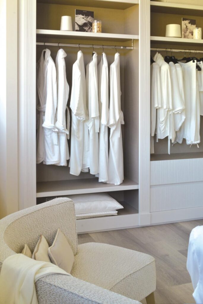 Showroom e atelier - dettaglio espositore con finiture su misura di qualita artigianale, Tempora