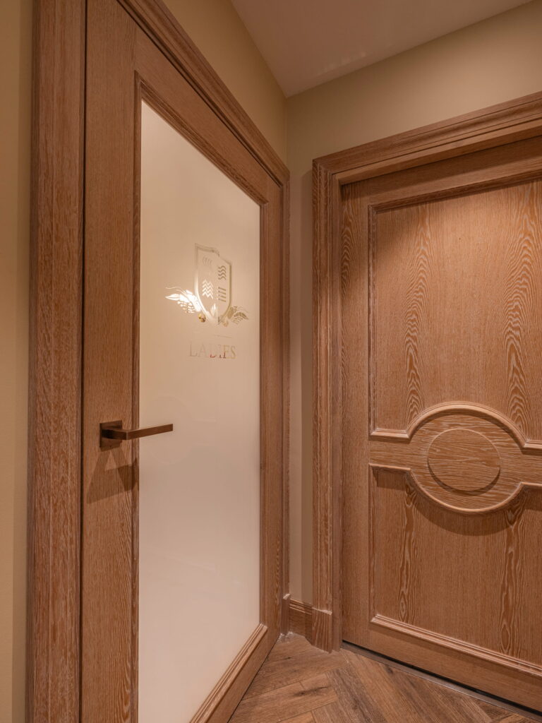 Porta in legno su misura realizzato per il progetto Maison de Bacon.