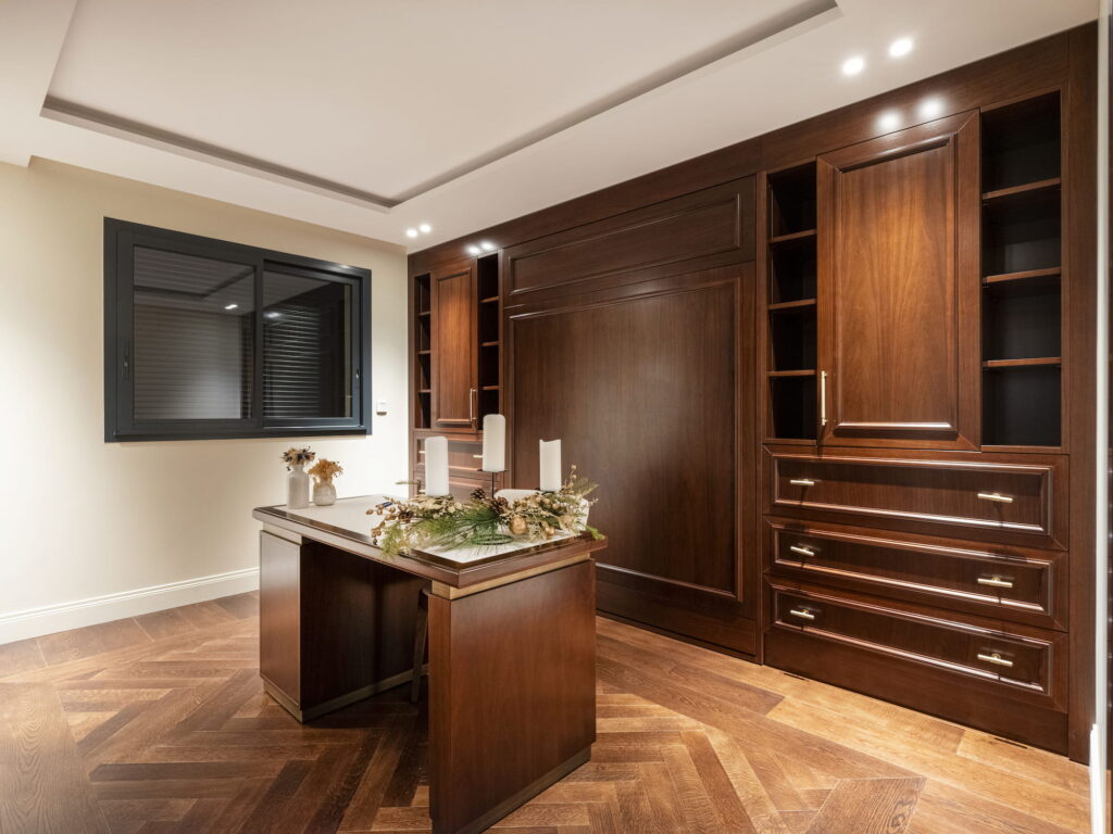 Scrivania con parete attrezzata boiserie per uffici