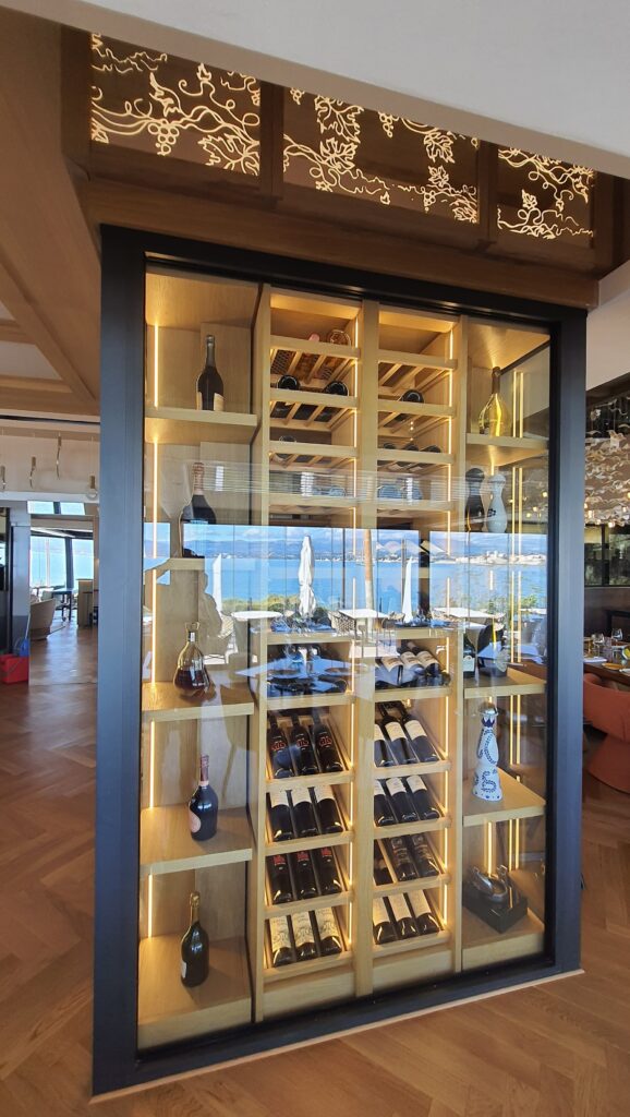 Lounge con cantina vini realizzato per il progetto Maison de Bacon
