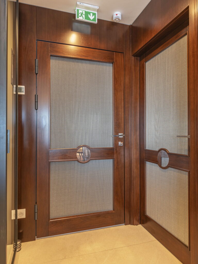 Porta in legno con rete metallica realizzato per il progetto Maison de Bacon