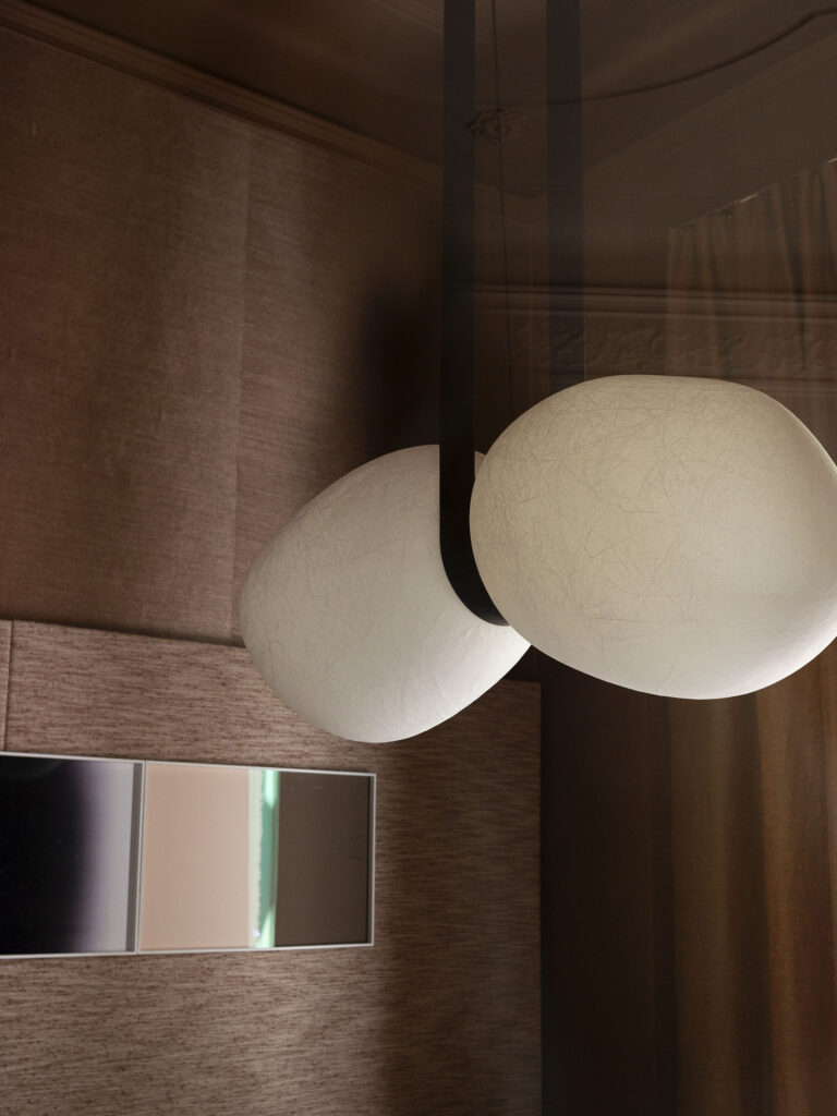 Dettaglio del soffitto rivestito e delle lampade a sospensione, The Intimacy di Studiopepe