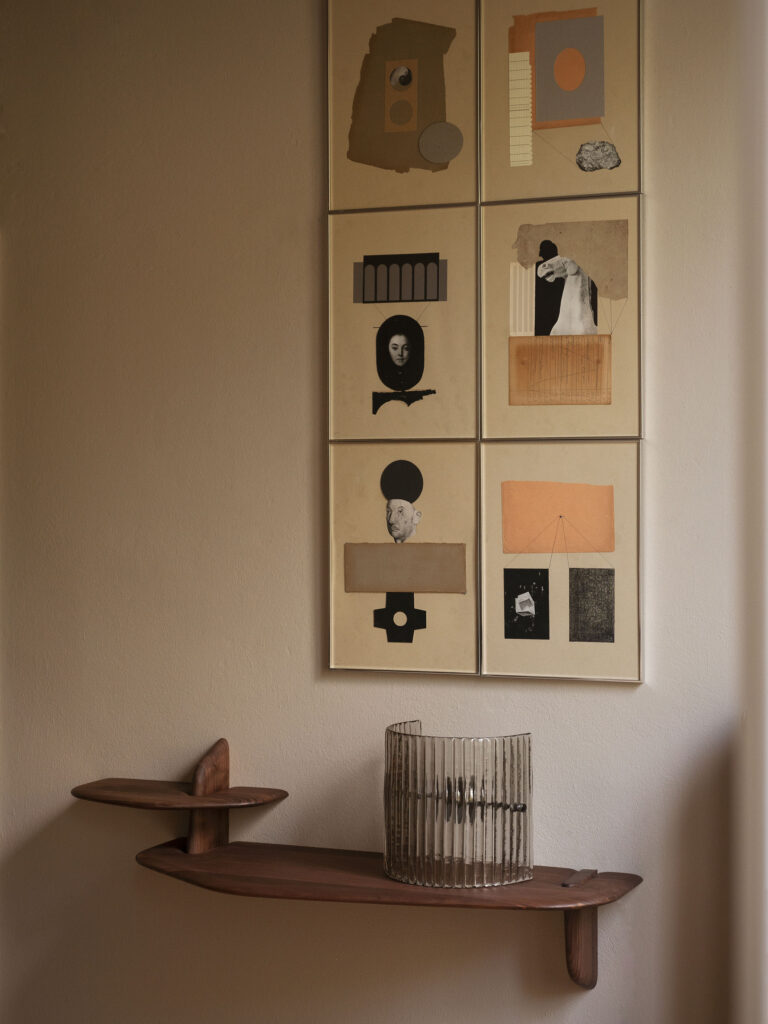 Mensola in legno massello su misura realizzata da Tempora, con vaso in vetro rigato e collage incorniciati