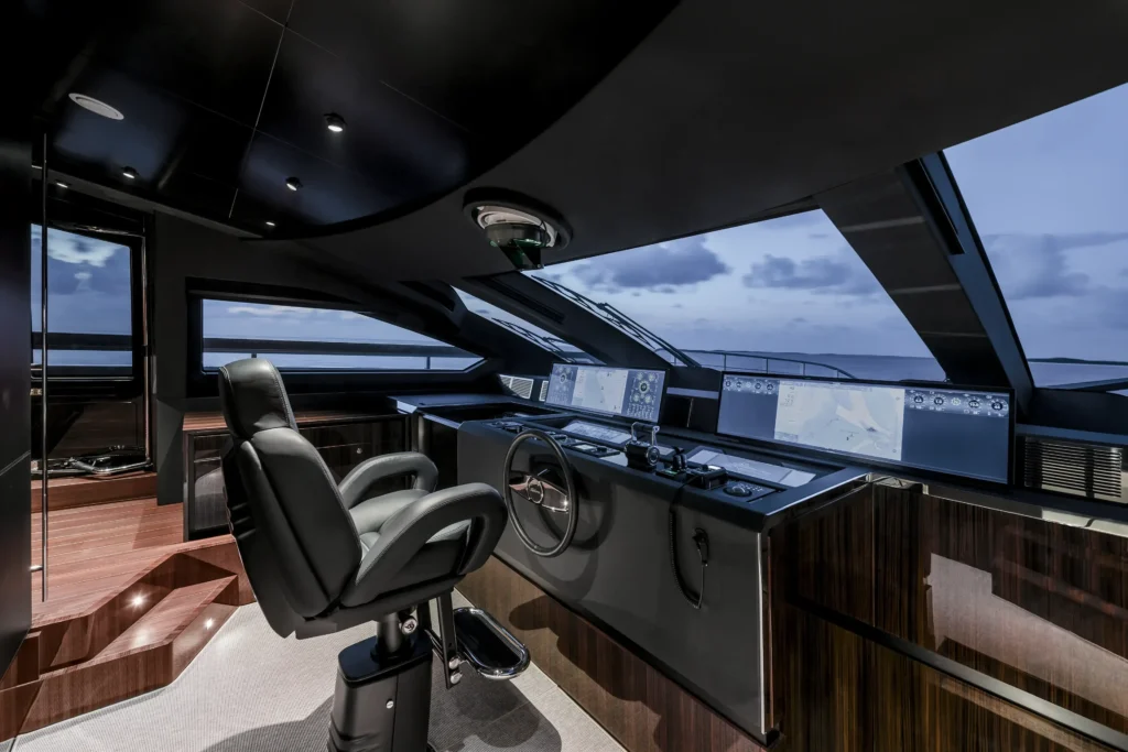 Plancia del Riva 130 Bellissima con arredi nautici realizzati su misura